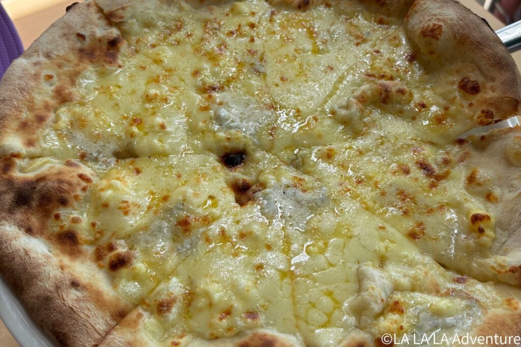 ボラカイ島のイタリアンレストランでピザ