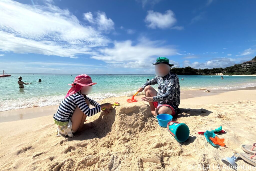 フィリピンボラカイ島プライベートビーチで砂遊び